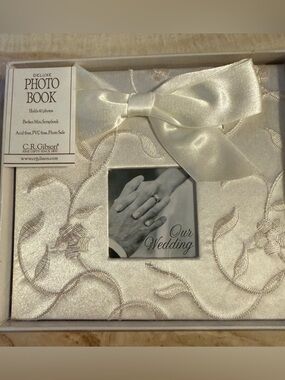 NWT C.R. GIBSON IVORY, DELUXE “OUR WEDDING” SATIN PHOTO BOOK
HOLDS 40 PHOTOS 📸